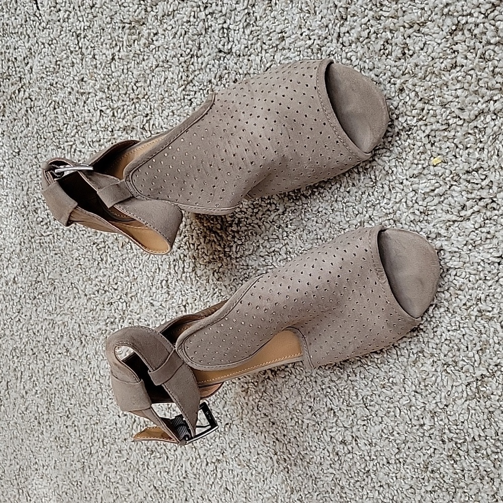 Universal Threads block heel ankle sandal peep toe tan women's size 9.5 - Picture 1 of 6